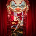 DEKORACJA NA DRZWI HALLOWEEN FREAK SHOW CIRKUS 89X145 CM